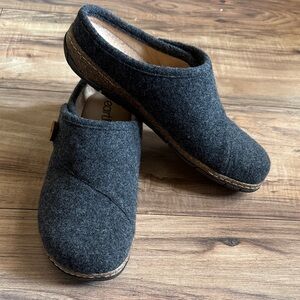 Earth Gray Wool Clogs